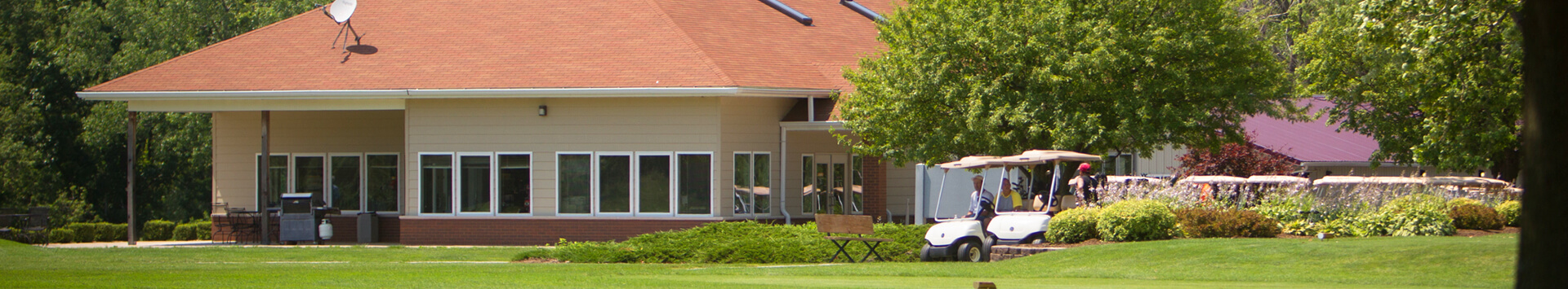 Indian Bluff Golf Course clubhouse with golf carts in front